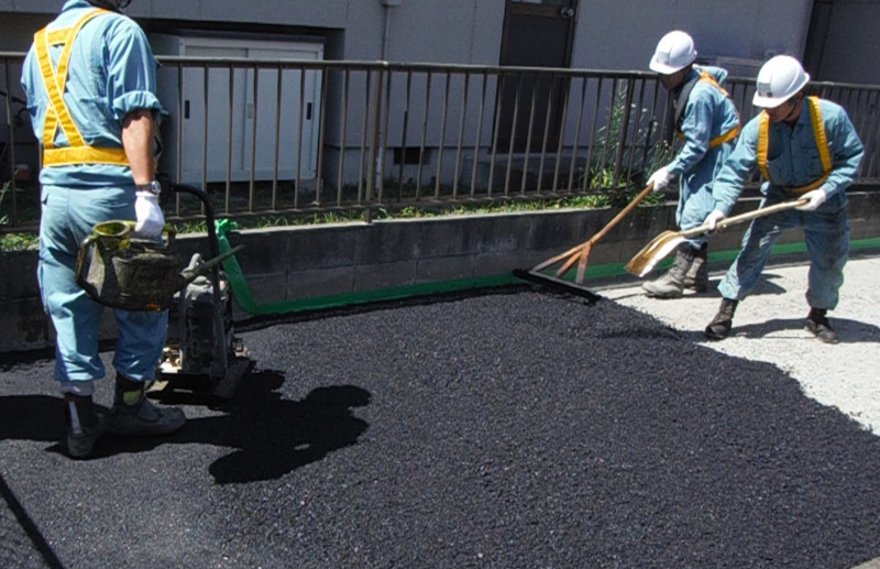 工場、事務所、会社の敷地内駐車場・通路のアスファルト舗装・コンクリート舗装工事