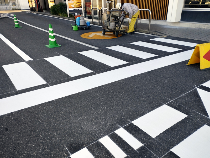 店舗駐車場のライン引き、横断歩道、ドライブスルー文字