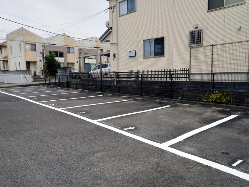 マンション駐車場の白線、ライン引き直し＆駐車番号の設置工事